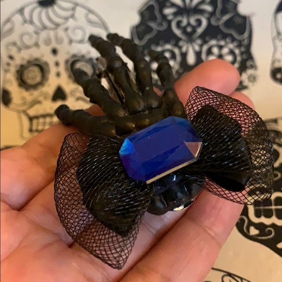 Black skeleton hand hair clip with blue jewel 💎 - Picture 8 of 16